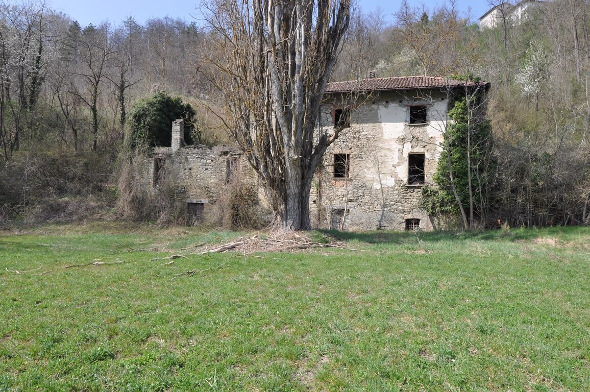 Val Curone, pianoro ideale per cavalli con rustico in sasso