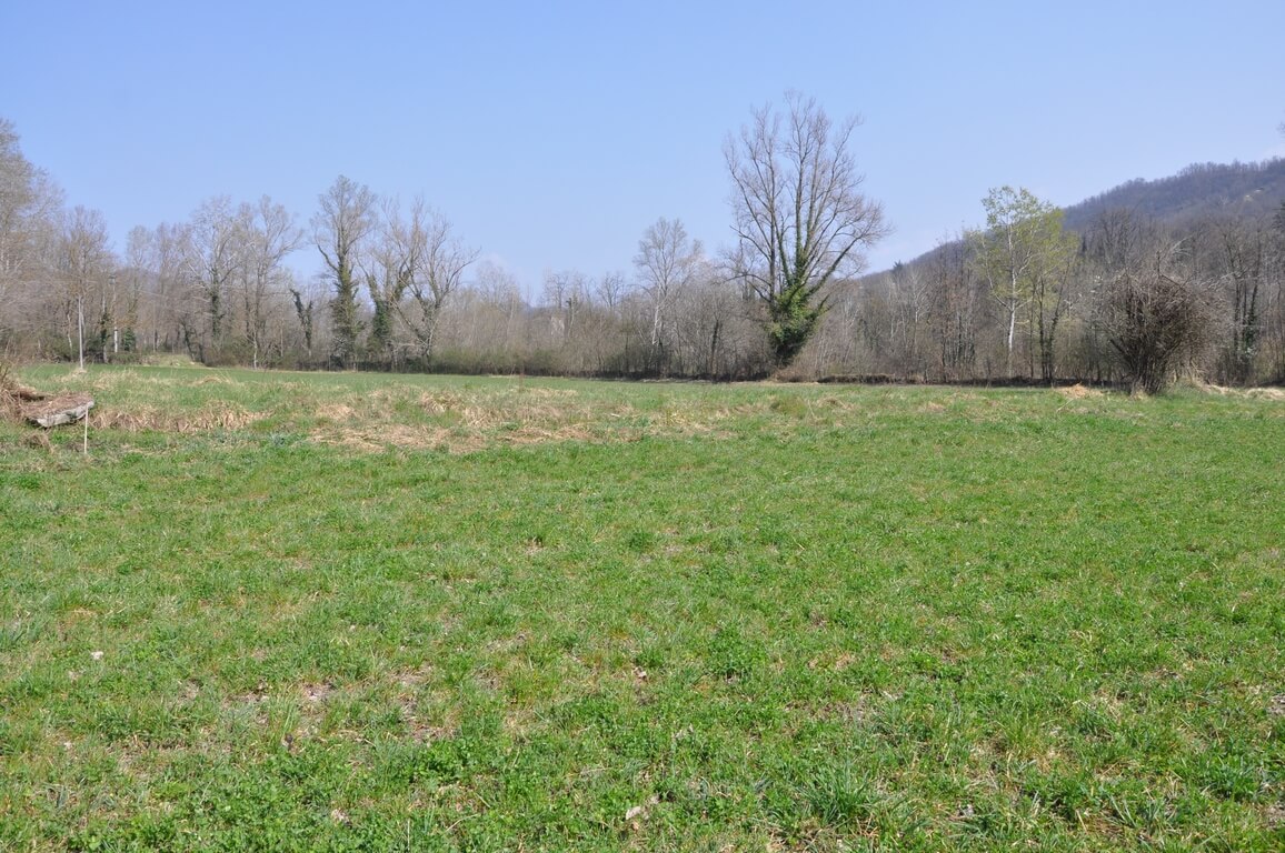 Val Curone, pianoro ideale per cavalli con rustico in sasso