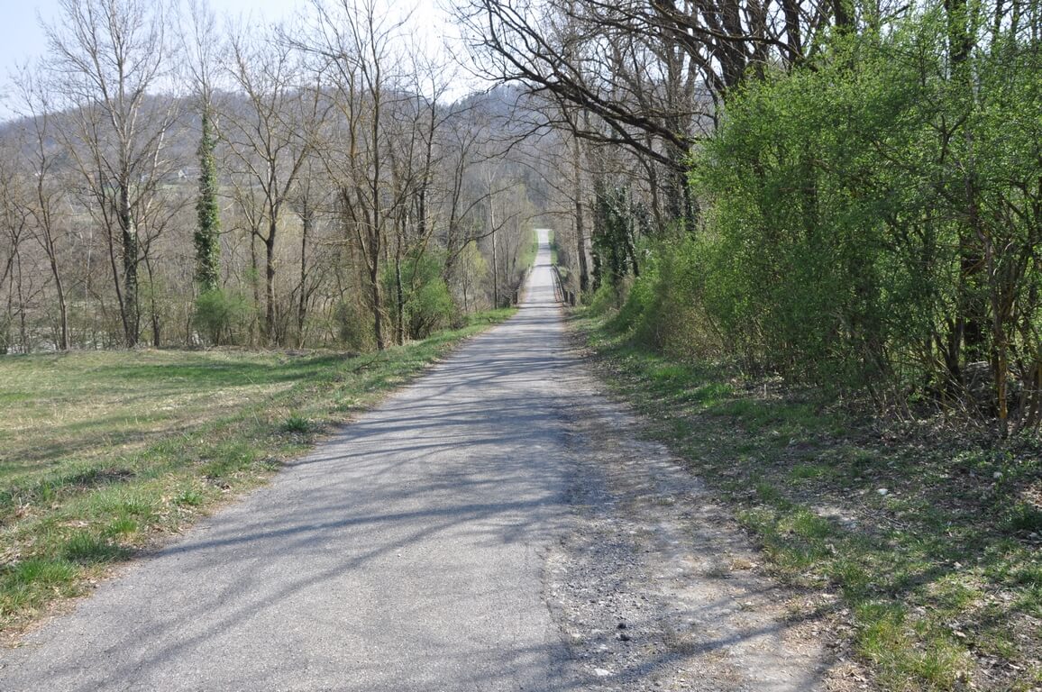 Val Curone, pianoro ideale per cavalli con rustico in sasso