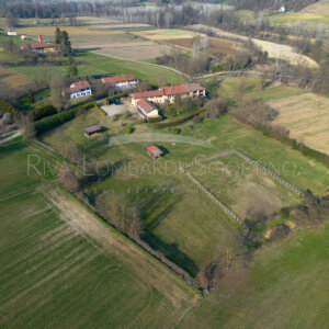 Tipico casale piemontese con scuderie e campo prova